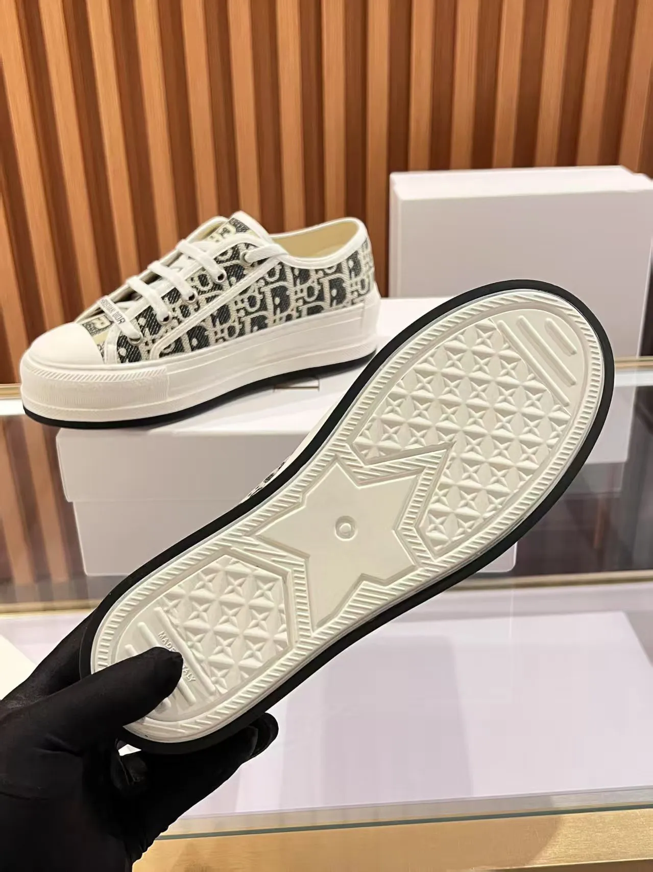 👟👟Ex-factory price 520👟👟 Walk‘n’Dior embroidered mid-top casual shoes are new in 2025. On the fashion stage, Dior embroidered shoes are the well-deserved protagonist. Delicate stitching is used on the upper, every stitch is devoted to the craftsman's efforts, and every thread is woven with artistic poetry. From complex floral patterns to smart geometric textures, embroidery is like the magic that gives shoes life, allowing them to show dynamic beauty even in static conditions.   Wearing Dior embroidered shoes feels like stepping into a dream world full of art. It is not only a pair of shoes, but also a walking piece of art that perfectly integrates fashion and culture. Whether you are strolling on the bustling city streets or attending important social occasions, Dior embroidered shoes can add unique charm to your style and become the focus of everyone's attention.   Choosing Dior embroidered shoes means choosing a persistent pursuit of quality and a unique understanding of fashion. Let it accompany you through every wonderful moment and leave your own fashion mark.  Material: Sheepskin lining, feet, silk cowhide, size 35-41, heel height 5cm